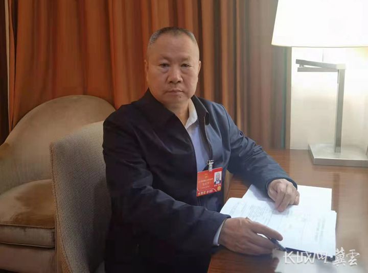 全国人大代表,保定市竞秀区大激店村党总支书记张东河在修改完善建议.