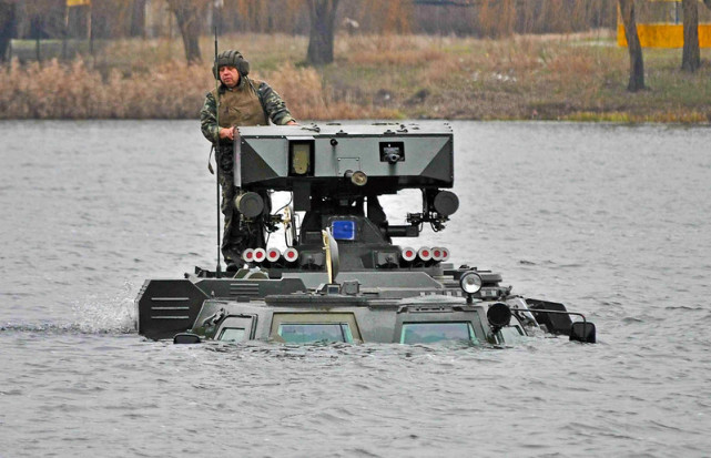 战车图鉴btr-4轮式装甲车