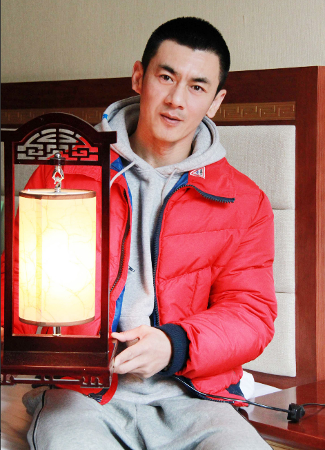 "苦命硬汉"任天野:8岁被母亲抛弃,17岁露宿街头,帮继母养娃