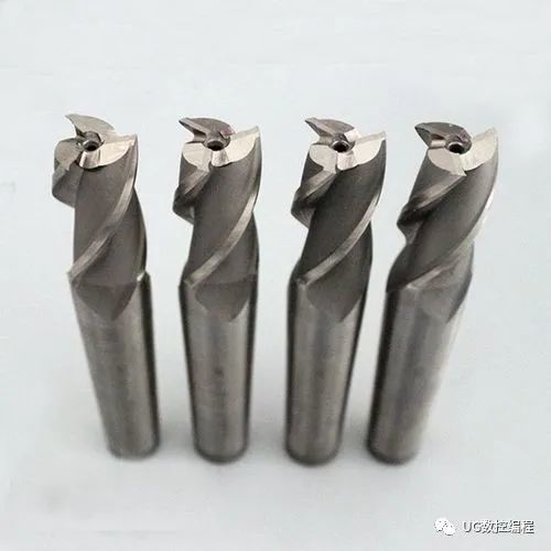 立铣刀的主切削刃在圆柱面上,端面上的切削刃是副切削刃.