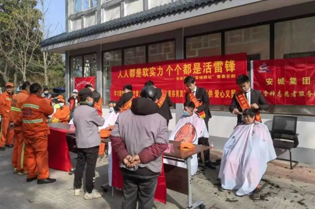 大光路卫生服务中心,南京启宇美容美发店的青年志愿者们在明御河广场