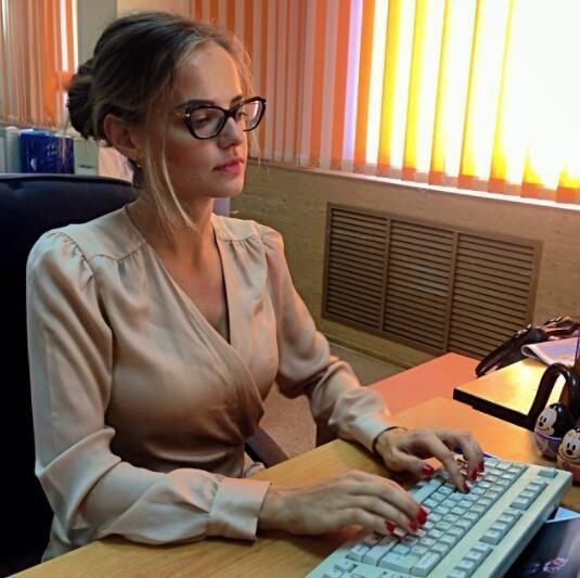 俄罗斯31岁女发言人太漂亮被外媒称“邦女郎”，网友：国防小可爱海贼之烈阳大将