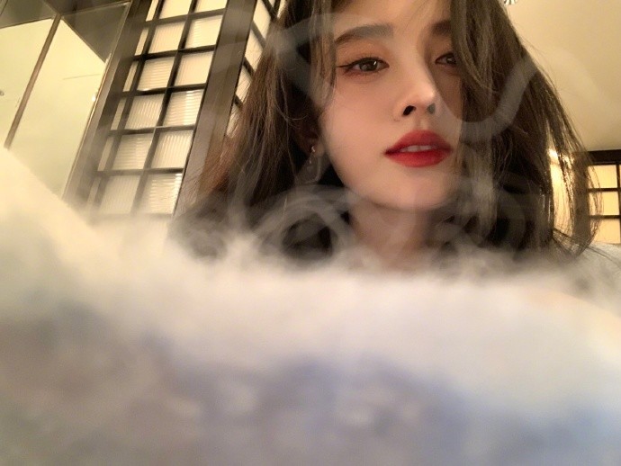 从鞠婧祎对镜怼脸自拍照可以看到,乌黑柔顺的长发下,有一张精致的面孔