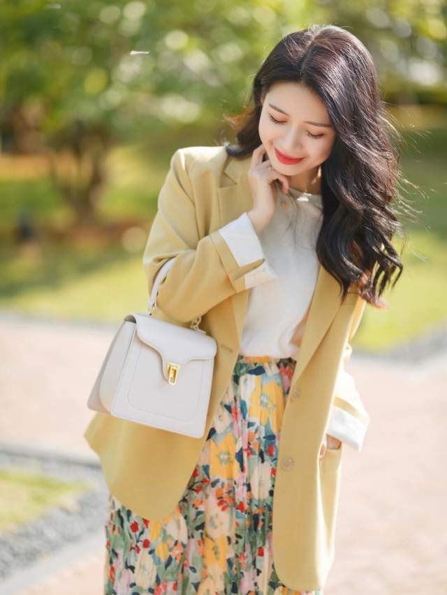 气质女神的春季穿搭针织衫搭配半身裙高级优雅简约又很百搭