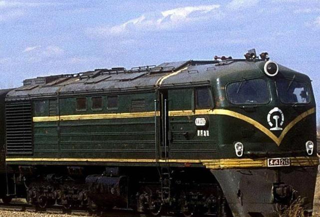 行进中的1218次列车,黑暗驯兽师本厂长绘制的"哭脸"东风内燃机车四