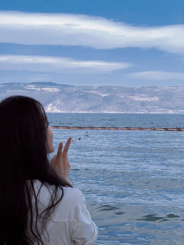 刘诗诗深夜晒美照营业,面朝大海心情愉悦,意外曝光当前所在地