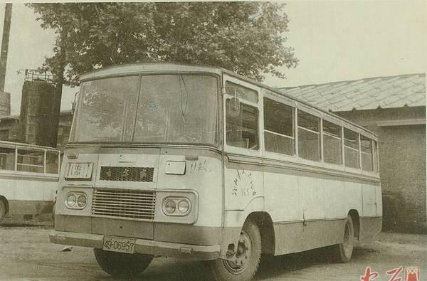 80年代的郑州公共汽车80年代郑州街头的公共汽车和无轨电车(这无轨