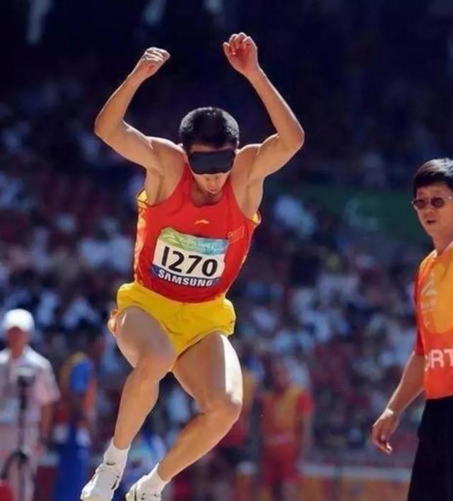 盲人运动员李瑞点燃北京残奥会火炬感动世界