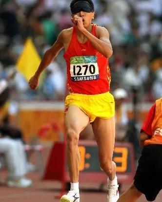 盲人运动员李瑞点燃北京残奥会火炬感动世界