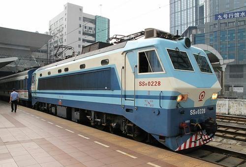 t13次列車在配屬於廣鐵集團廣州機務段的韶山8型電力機車(也可能是