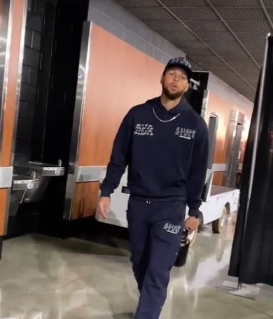 顺走一袋爆米花nba官推晒库里入场视频