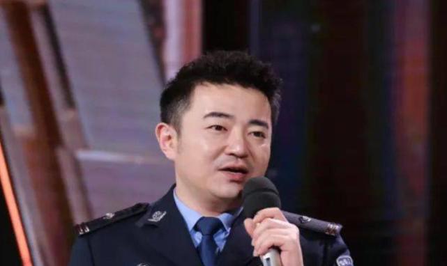 要说当时卫辰尧一点不委屈那是不可能的,他也渴望像普通孩子一样,被