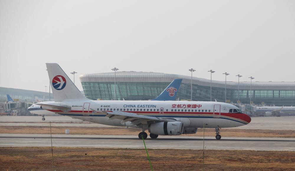 一架隶属于中国东方航空公司四川分公司的空中客车a319-133型客机从