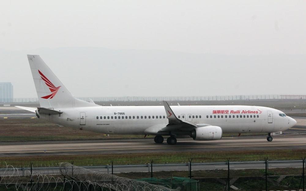 在重慶江北國際機場的瑞麗航空b-7866號波音737-800客機,拍攝:飛翔之