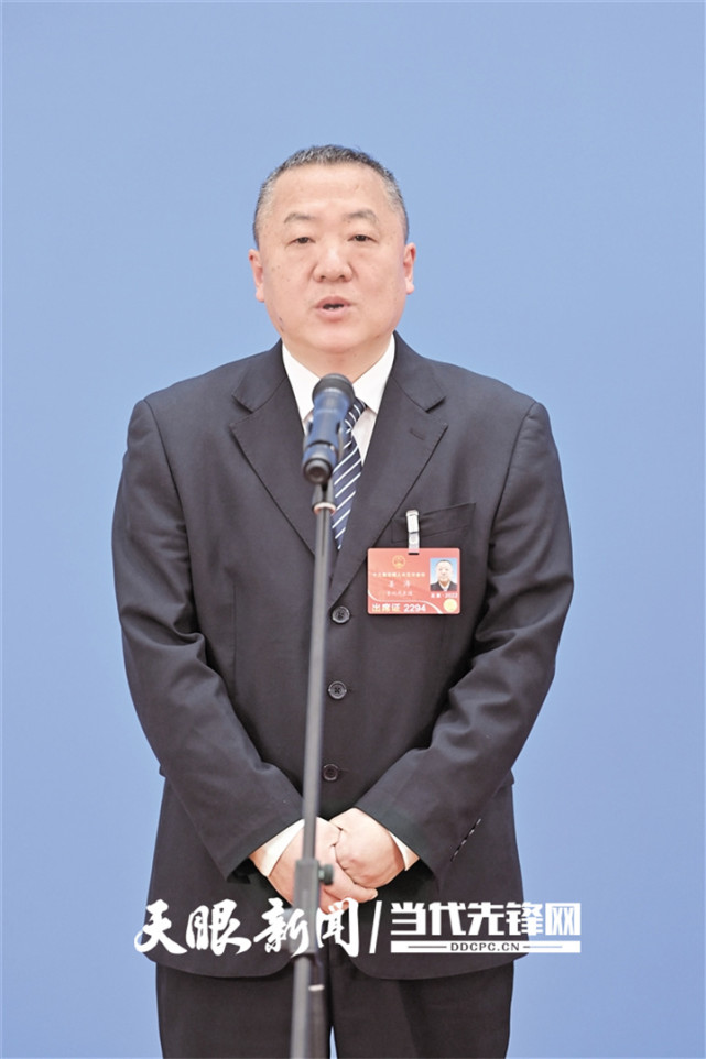 两会现场直击四分半钟讲述大国工匠养成记全国人大代表姜涛走上代表