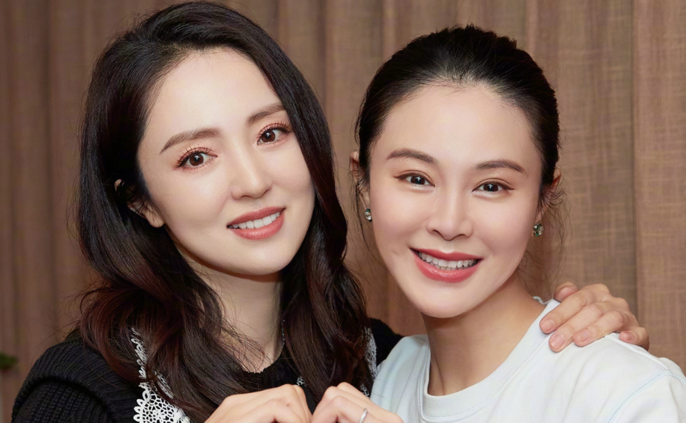 董璇连续12年为关悦庆生,闺蜜俩比心亲吻,两个人都越长越年轻