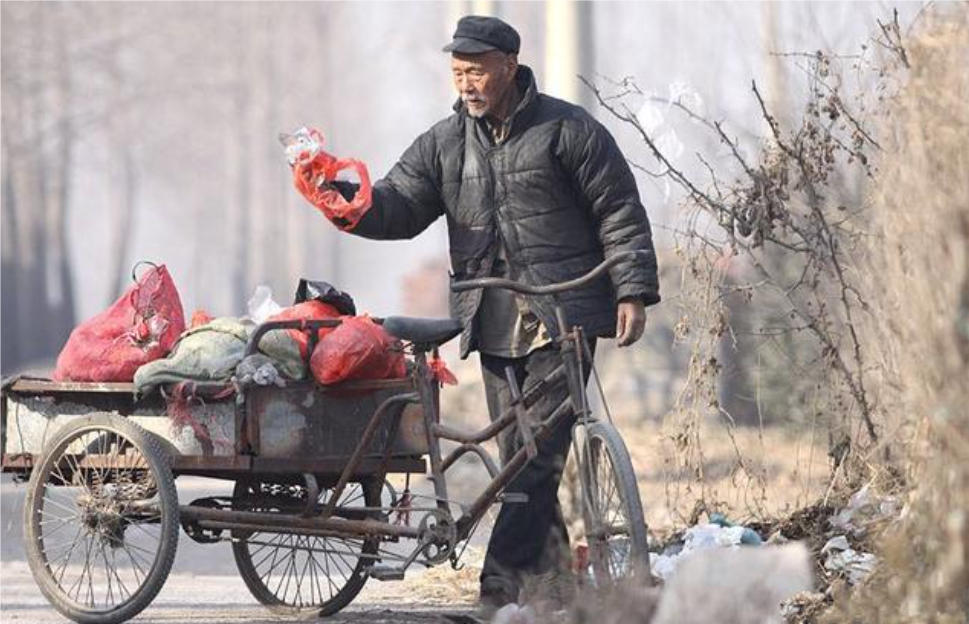 老人偷吃别人吃剩的面扒拉一遍全是汤知情人老人是继父