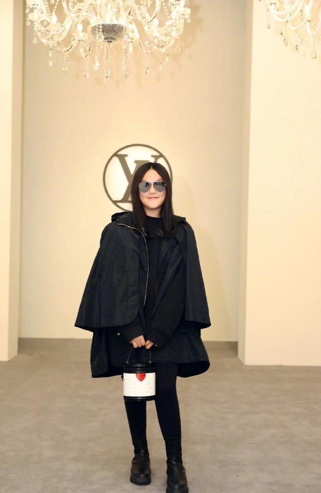 王诗龄12岁近照一身奢华着装出席活动瘦了高了美了但好成熟