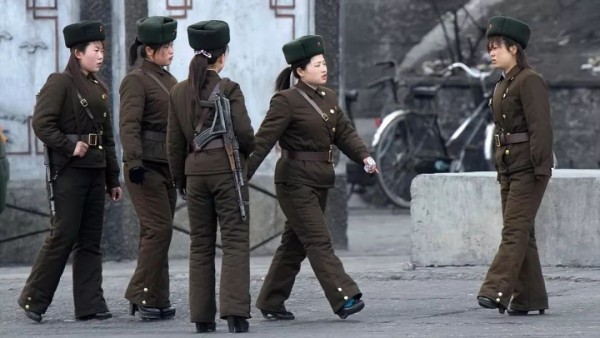 隨處可見,槍不離身,穿高跟鞋,隨意的髮型,朝鮮女兵的風采朝鮮牡丹峰