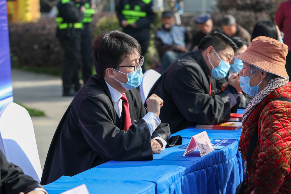 3月4日,由該局4名公職律師帶隊的鄉村振興法律服務團,來到湯泉街道