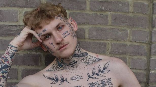 英国男模在脸上身上纹身6年内多达150多处很有个性且三观正