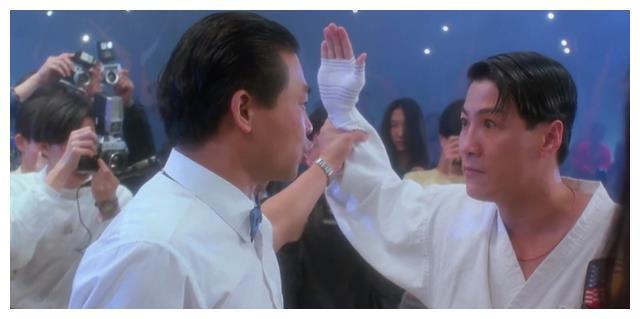 按照原来的设定,站出来"教训"大师兄的是鹰爪门掌门人,结果却被大师兄