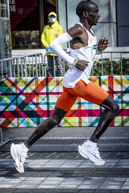 在上周末的东京马拉松上,基普乔格勇夺冠军,从这张基普乔格比赛时的