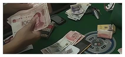 晚上的时候,同村人莫某约我哥哥等人到其家里"炸金花"属于赌博的一种