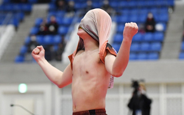 张本智和夺冠后拉起衣服秀肌肉,罕见赤膊出镜振臂怒吼