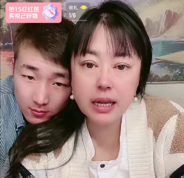 李菁菁和网友聊天老公坐过来立马靠在她肩膀上看起来很幸福