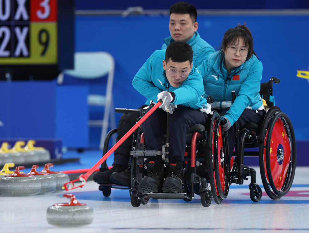 北京冬残奥会轮椅冰壶循环赛中国队负于瑞典队