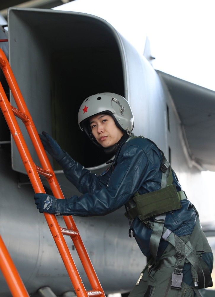 全国人大代表张潇加强飞行员队伍建设