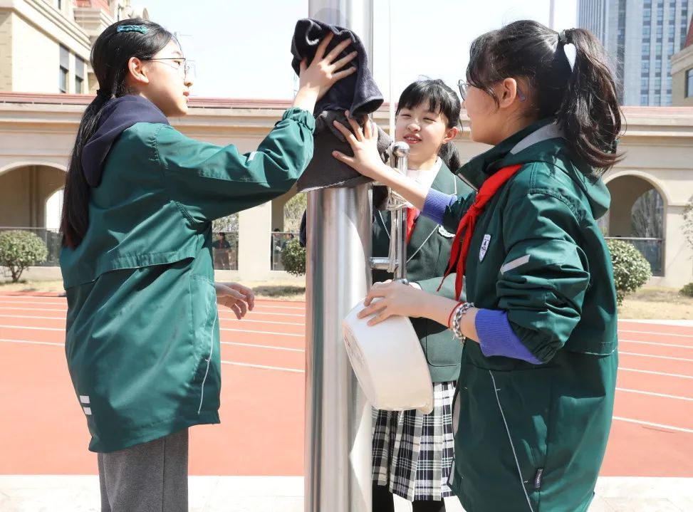 雷锋精神代代传阳光志愿爱满园南师附中树人学校雷锋同志雕像捐赠仪式