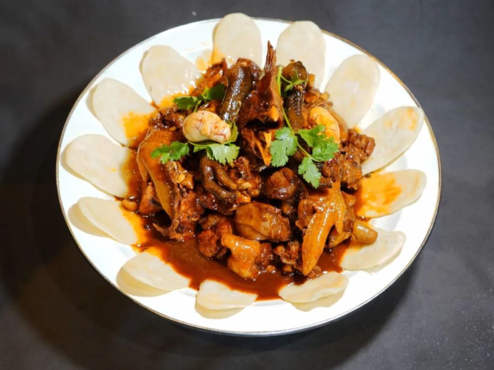 食材构成主料:老公鸡(整只)辅料:辣椒,花椒,葱,姜,香菜,面粉(制作喝饼