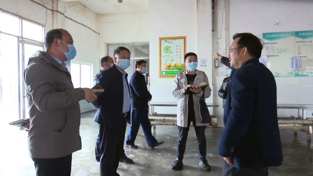 周登印到长石中学督导检查校园食品安全