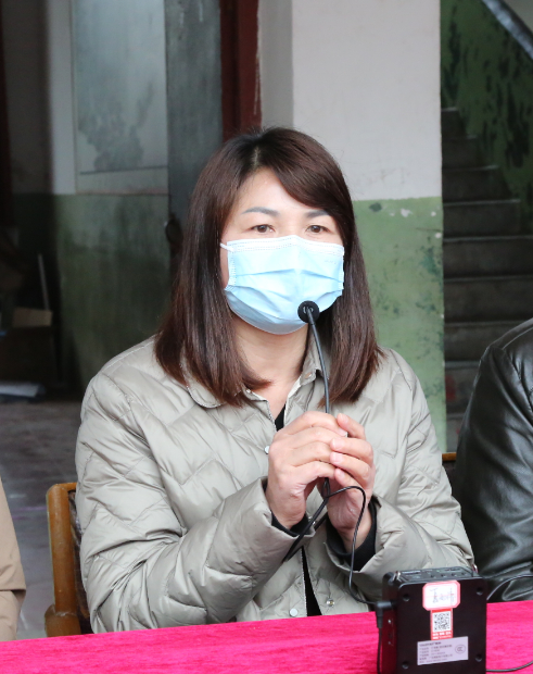 县教育局法制股股长王亚斌主持活动宣传展板青山镇华陂小学为确保活动