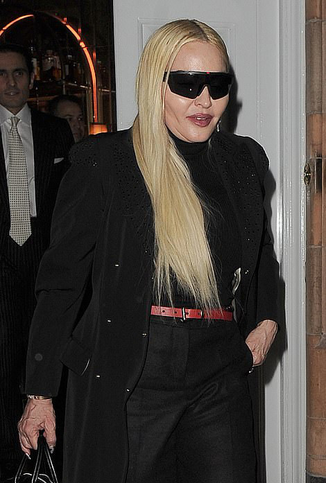 64岁麦当娜无滤镜近照曝光双下巴垂到脖子保养过度变橡胶脸