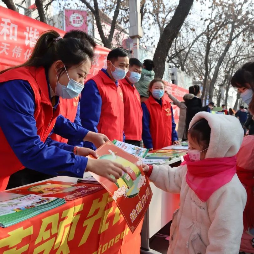 中心,中建七局石河子萬達項目團支部為市民提供