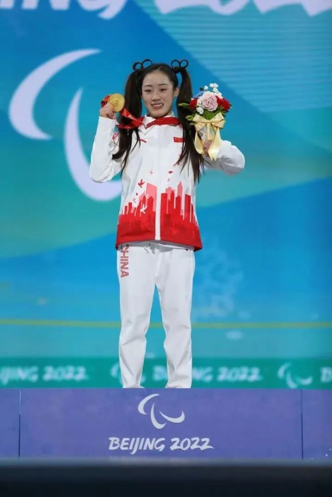 升国旗奏国歌为坚强乐观的你们喝彩