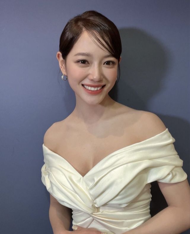 金世正最近太辣了!低胸礼服"真实身材"乍现侧身胸型曲线惊人