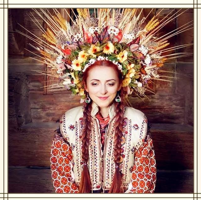 乌克兰成为群芳争艳之地传统服饰文化独特花朵头饰却十分惊艳