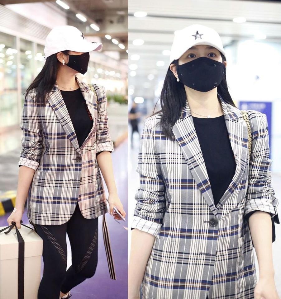 陈妍希很会搭配外套，尤其是春天的款式，清新可爱好时髦电梯