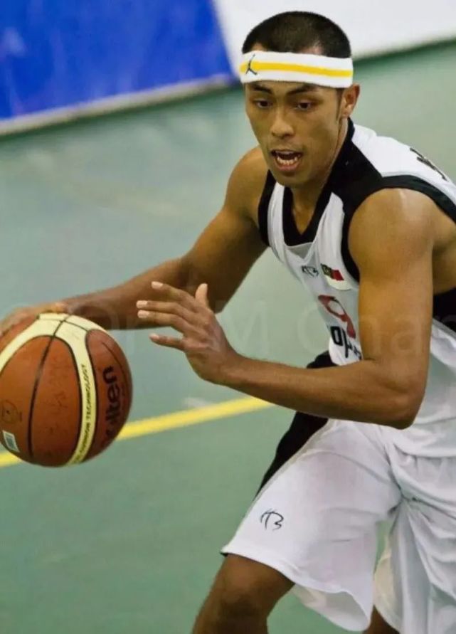 江苏国立雄狮队解散后,古加尼加盟了中国矿业大学男篮教练组,并带队