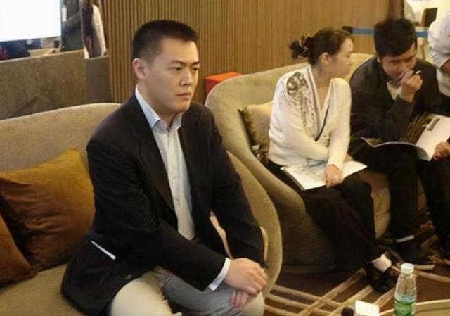 北大校董上非诚勿扰遭全场灭灯主持人他爸叫刘銮雄