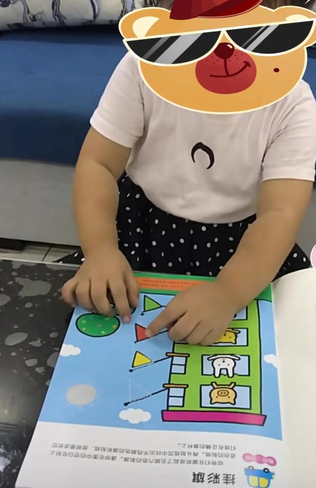 老教师经常带2岁的孙女玩 孩子的智力得到了开发 专注力强 方法可借鉴 天天看点