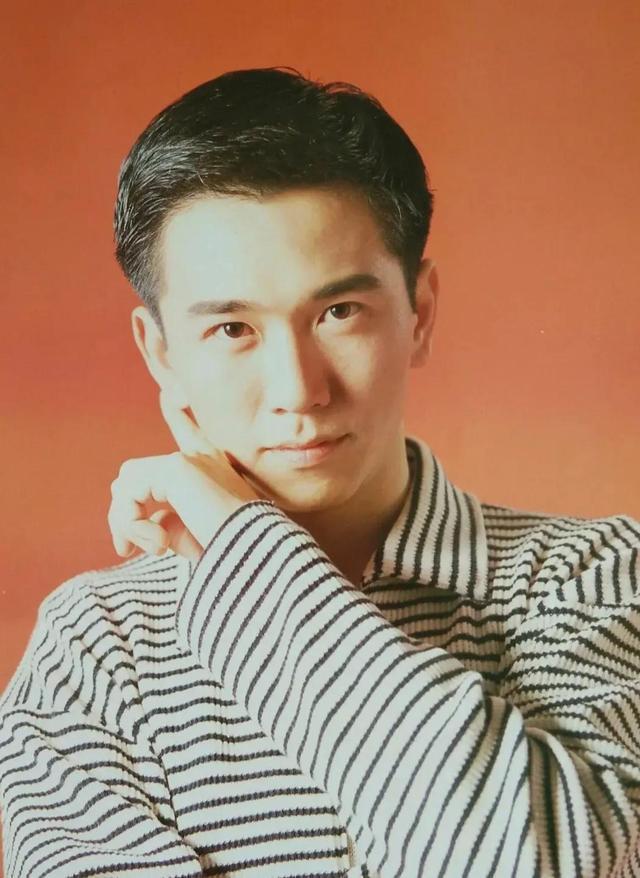 香港影星温兆伦当老二真难给哥哥妹妹买车买房赡养母亲