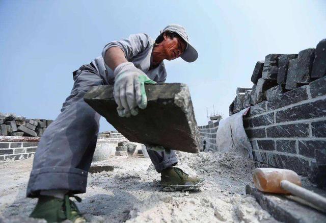 "民工荒"越来越猛烈,工厂无人可招,农民工"宁搬砖,不进厂"