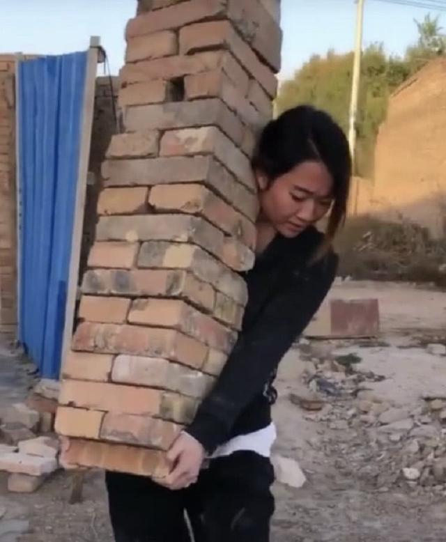 "民工荒"越来越猛烈,工厂无人可招,农民工"宁搬砖,不进厂"