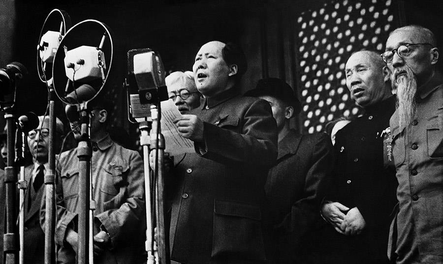 开国大典女摄像侯波：毛泽东专职摄影师，与主席合影被要求站C位怎样才能让明星认识你