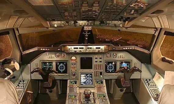 上图极有可能是tu154客机的驾驶舱.